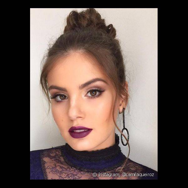 Batom vinho matte, pele luminosa e sobrancelhas e c?lios definidos foram a chave para o look de Camila Queiroz, criado por Juliana Rakoza (Foto: Instagram @camilaqueiroz)